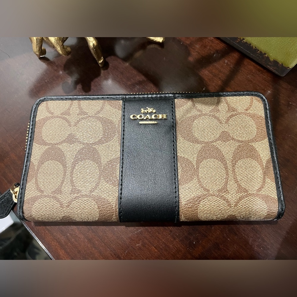 Coach Signature Zip Wsllet - Picture 3 of 5